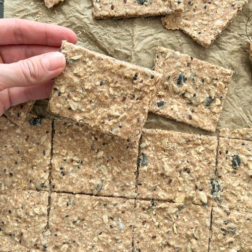 Knäckebrot selber backen in Stücke brechen