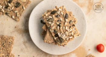 selbstgemachtes Knäckebrot mit Dinkelmehl und Körnern und Saaten