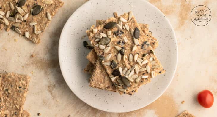 selbstgemachtes Knäckebrot mit Dinkelmehl und Körnern und Saaten