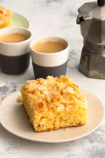 Omas Blitzkuchen mit Mandeln auf Teller
