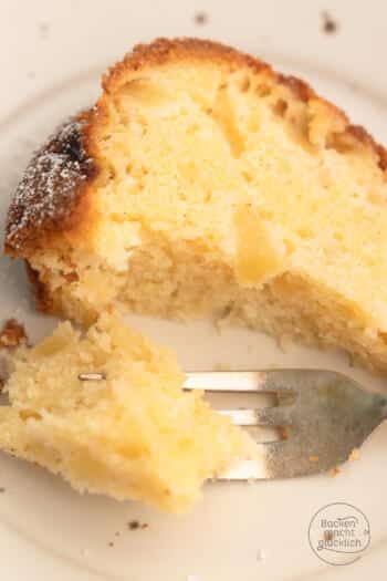 Apfelkuchen-Stück in Gugelhupfform aus Rührteig