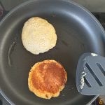 Eiweißpancakes in einer beschichteten Pfanne ausbacken
