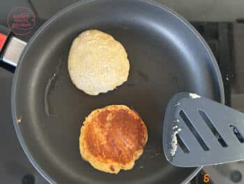 Eiweißpancakes in einer beschichteten Pfanne ausbacken