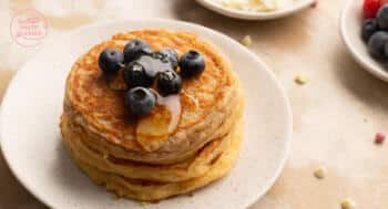 Fluffige Protein Pancakes mit Skyr, Hafermehl und Blaubeeren, gestapelt auf einem Teller