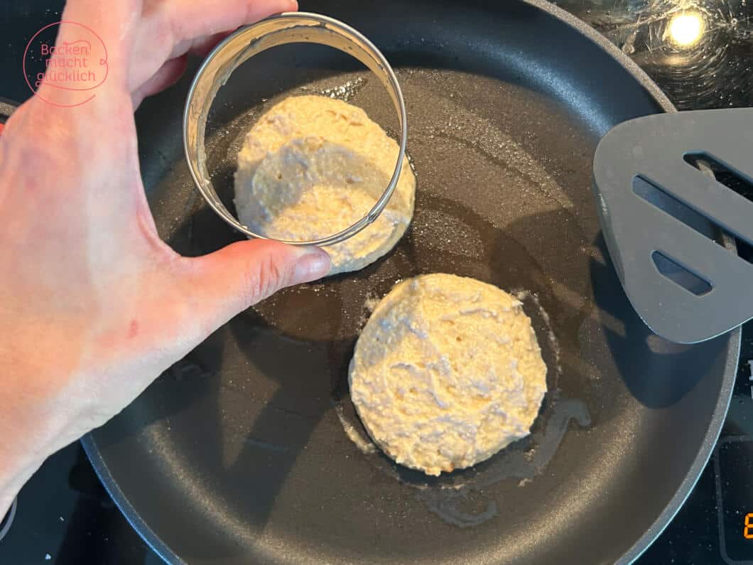 Proteinpancakes-Teig in einer Pfanne formen