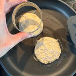 Proteinpancakes-Teig in einer Pfanne formen