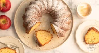 saftiger Apfel-Gugelhupf aus Rührteig auf Kuchenplatte