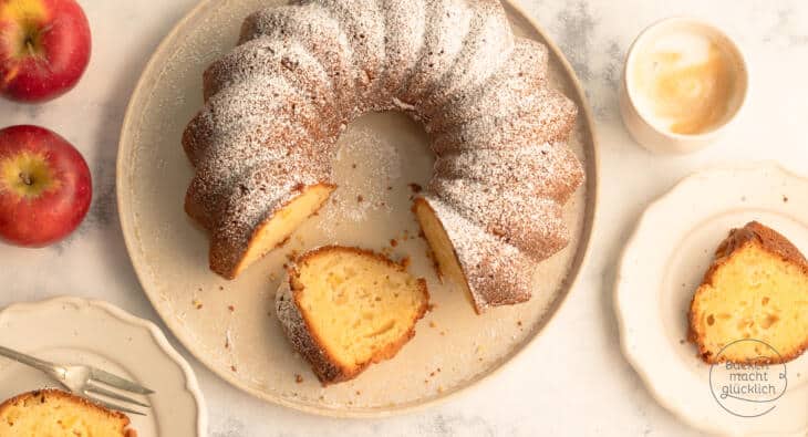 saftiger Apfel-Gugelhupf aus Rührteig auf Kuchenplatte