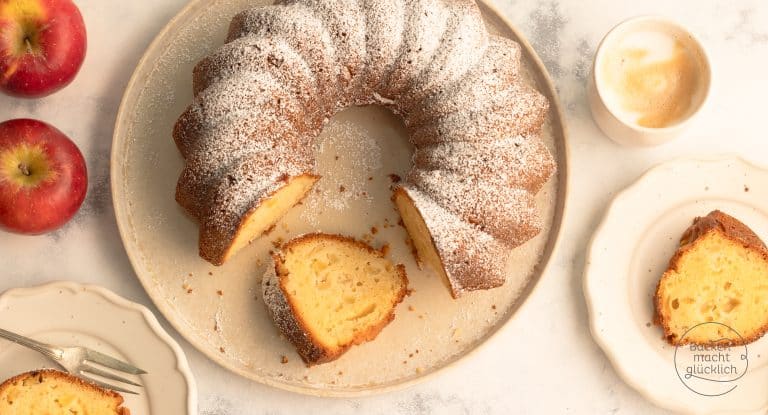 saftiger Apfel-Gugelhupf aus Rührteig auf Kuchenplatte