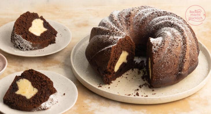 Saftiger Schokokuchen in der Gugelhupf-Form mit heller Cheesecake-Füllung