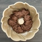 Schokoladenteig in geriffelter Gugelhupfform vor dem Backen