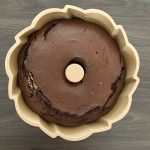 Frisch gebackener Schokokuchen in blumenförmiger Gugelhupfform mit Rissen an der Oberfläche