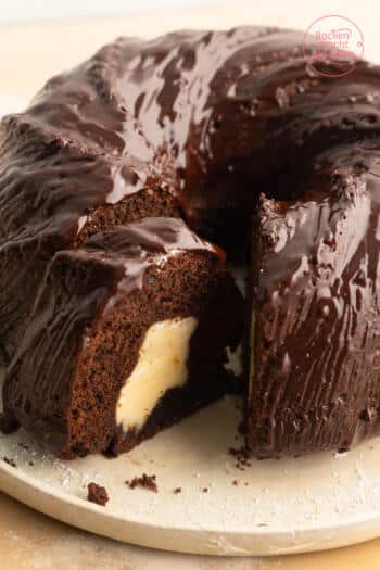 angeschnittener saftiger Schokokuchen-Cheesecakefüllung