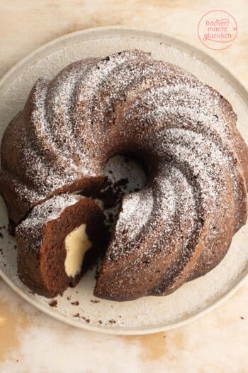 Schokoladenkuchen mit heller Käsekuchenfüllung
