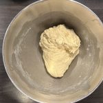 Frisch gekneteter Hefeteig in Edelstahl-Rührschüssel für Splitterbrötchen