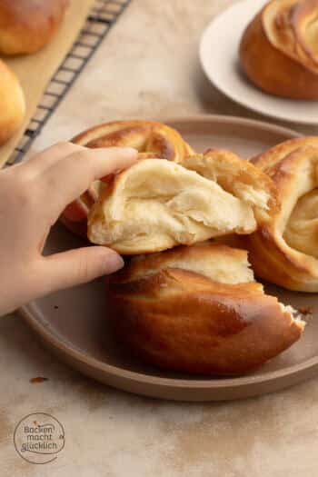 Aufgebrochenes Splitterbrötchen mit weicher, saftiger und leicht blättriger Krume