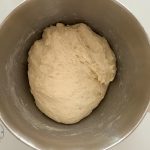 Geknetete Hefeteigkugel für Splitterbrötchen in Edelstahlrührschüssel