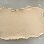 Dünn ausgerollter Hefeteig auf bemehlter Arbeitsfläche für Splitterbrötchen