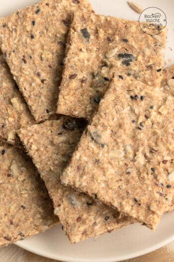 einfaches selbstgemachtes Knäckebrot mit Kernen