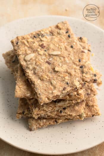 selbst gebackenes Knäckebrot auf einem Teller