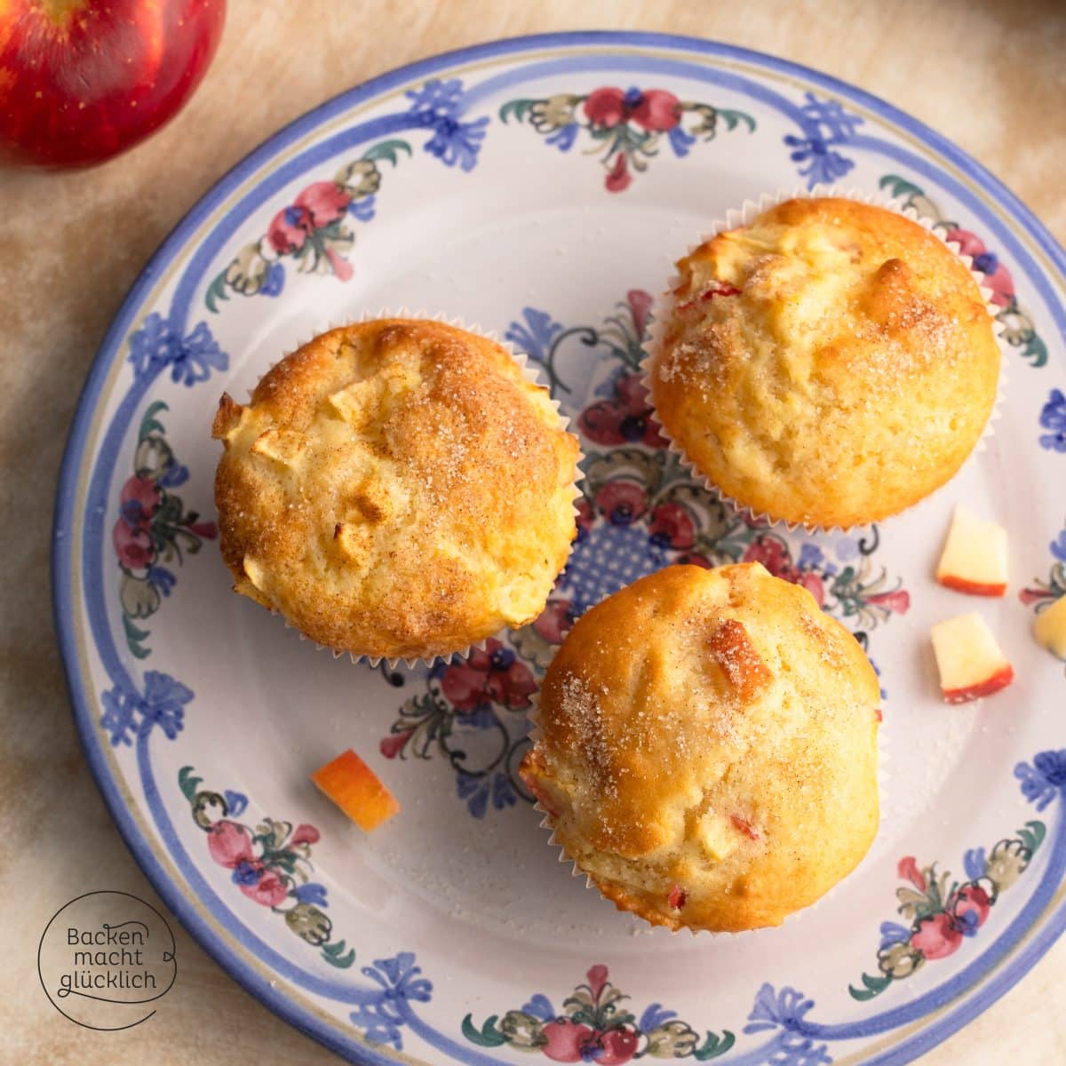 Apfel-Muffins mit Zimtzucker-Topping auf Teller