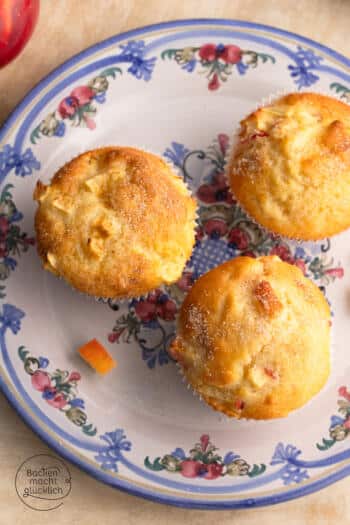 Frisch gebackene Apfel-Zimt-Muffins auf Teller