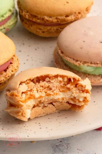 angebissener Macarons mit cremiger Ganache