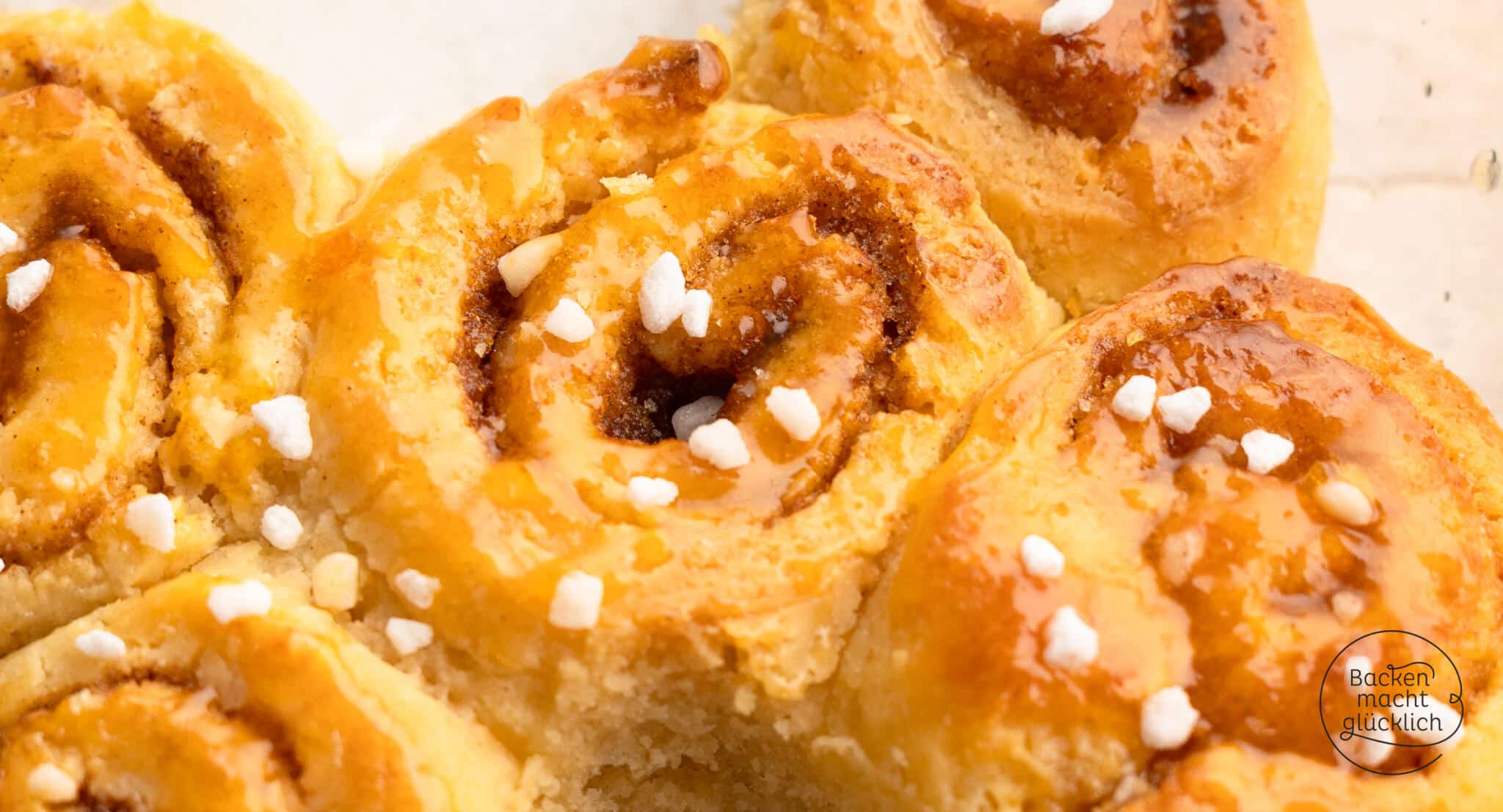 saftige glutenfreie Zimt-Schnecken mit Aprikotur und Hagelzucker