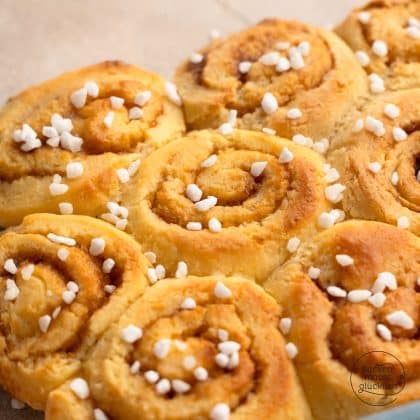 Frisch gebackene Zimtschnecken mit Zimtspiralen und Hagelzucker bestreut