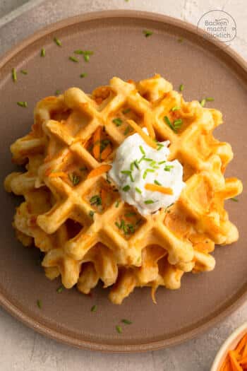 herzhafte Möhren-Käse-Waffeln mit Kräuterquark-Dip