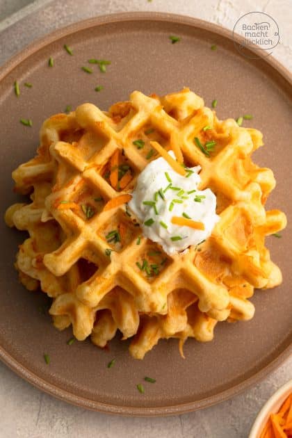 herzhafte Möhren-Käse-Waffeln mit Kräuterquark-Dip