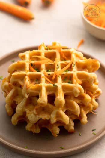 herzhafte Möhrenwaffeln mit geraspelten Karotten