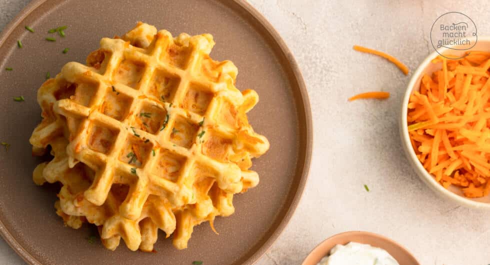 Karottenwaffeln mit Kräutern und Dip als Beilage