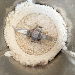Mehl in Küchenmaschinen-Mixbehälter mit Messereinsatz vor dem Mahlen