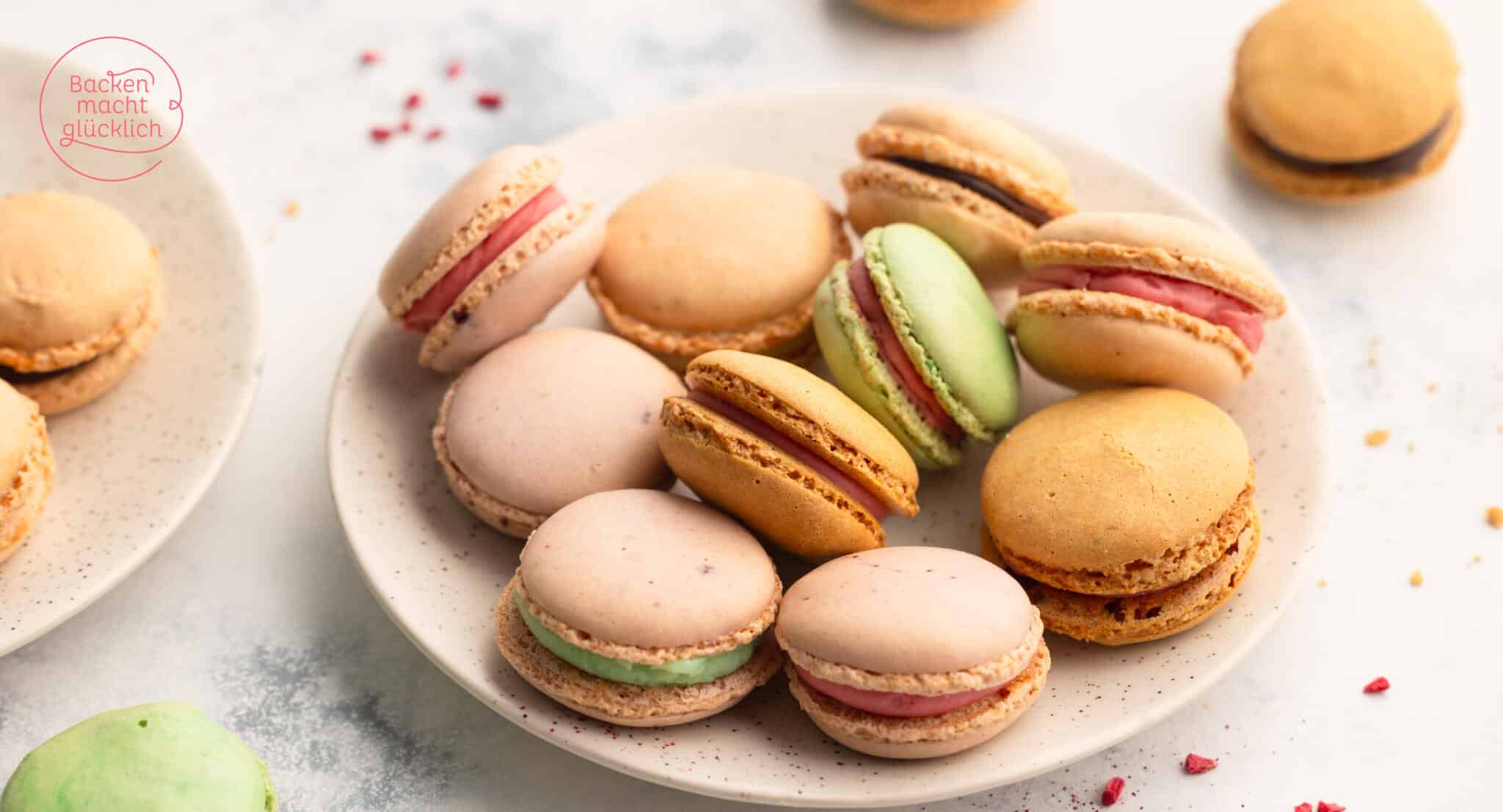 Bunte selbstgemachte Macarons auf einem teller