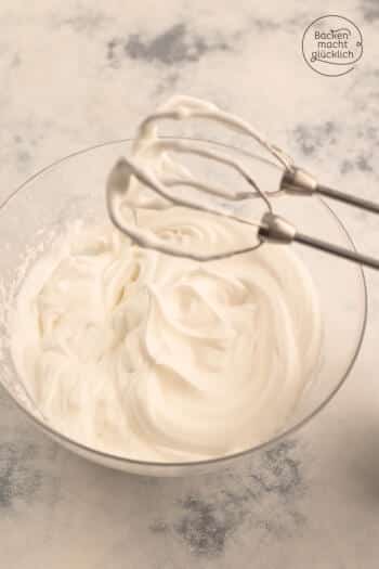 Macaraons Rezept Eischnee mit Zucker aufschlagen