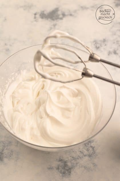 Macaraons Rezept Eischnee mit Zucker aufschlagen