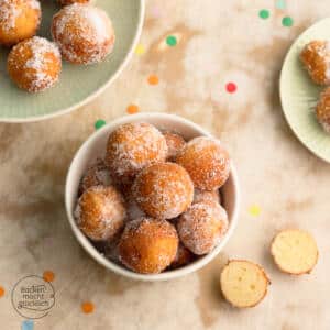 Quarkbällchen in Zucker gewälzt einer Schüssel