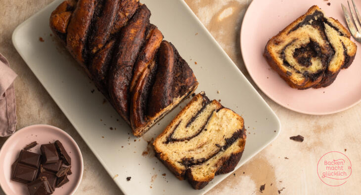 Aufgeschnittene Schokoladenbabka mit Schokofüllung