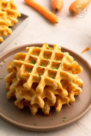 schnelle herzhafte Möhrenwaffeln mit Schnittlauch und geraspelten Karotten