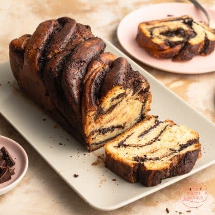 Schokoladenbabka mit sichtbarer Schokofüllung und Hefeteig