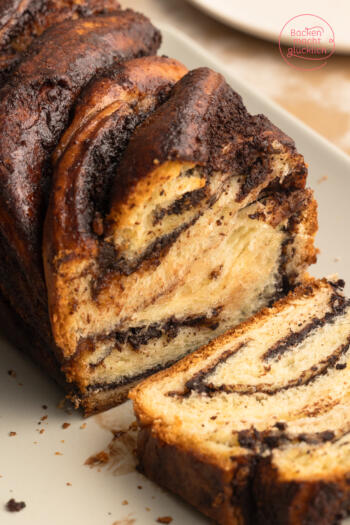 Fluffige saftige angeschnittene Schokoladenbabka