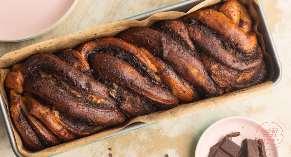 Ganze geflochtene Schokoladenbabka aus Hefeteig und Schokofüllung in der Kastenform
