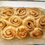 Frisch gebackene glutenfreie Zimtschnecken auf Backpapier in Auflaufform