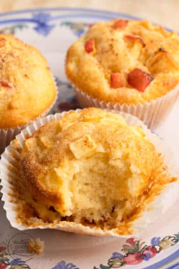 angebissener Apfelmuffins mit lockerer saftiger Krume