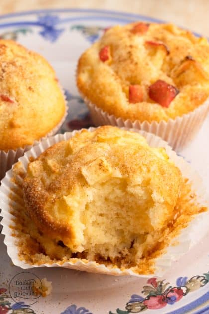 angebissener Apfelmuffins mit lockerer saftiger Krume