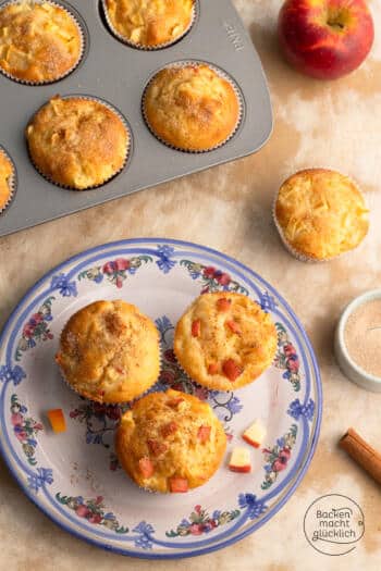 saftige goldgelb gebackene Apfel-Muffins mit Joghurt und Zimt
