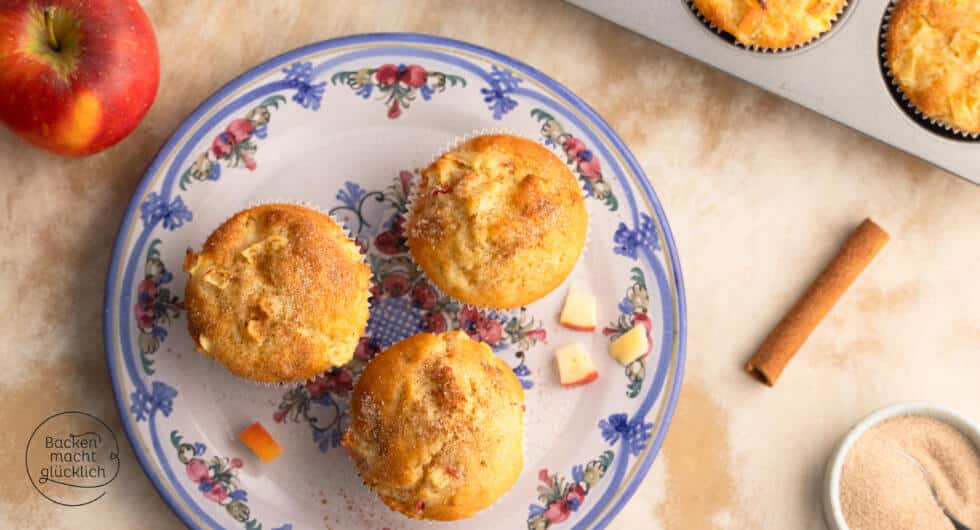 einfache klassische Apfelmuffins mit Zimtstange und Zimtzucker