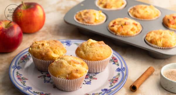 locker-saftige Apfelmuffins auf einem Teller und im Muffinblech