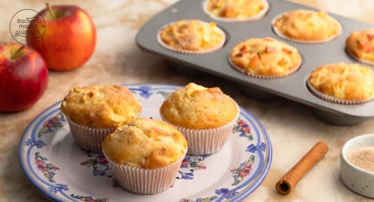 locker-saftige Apfelmuffins auf einem Teller und im Muffinblech